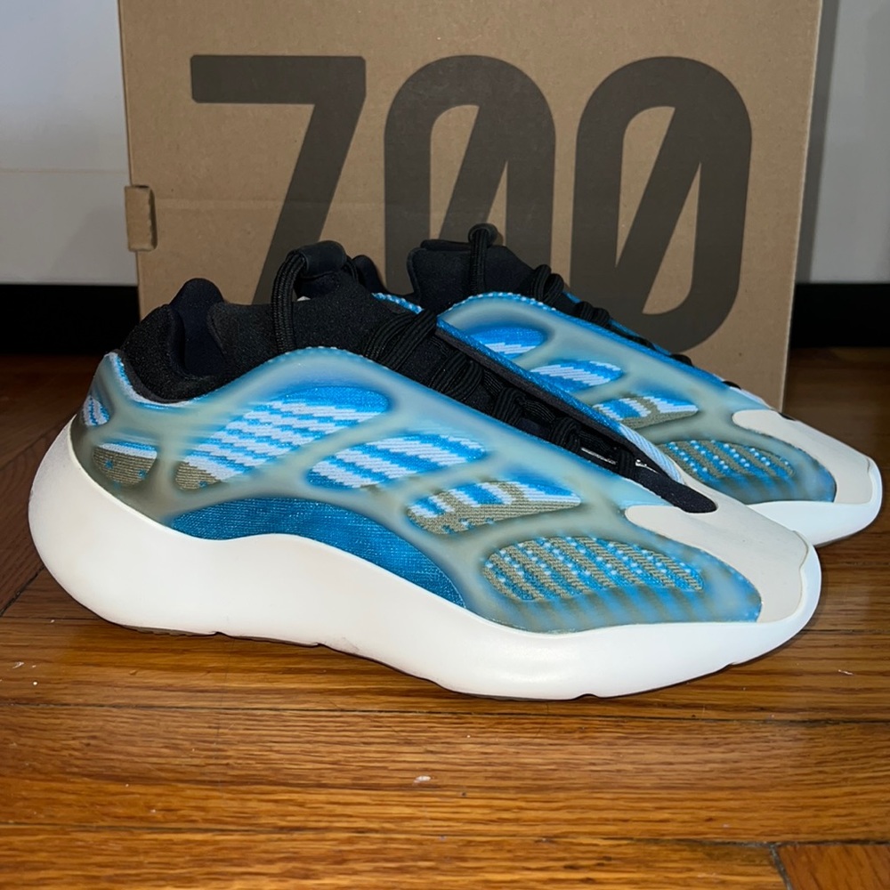YEEZY 700 v3 Arzare